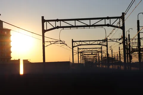 夕陽に染まる鉄路の影
