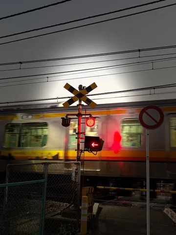 鉄路の灯りと影の瞬間
