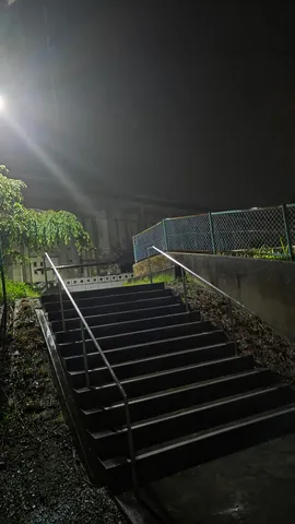 雨上がりの夜、静かな階段