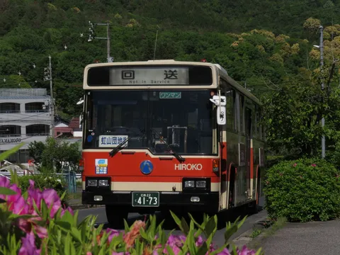 緑に映える、懐かしのバス旅