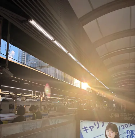 夕陽が映す駅ホームの光景