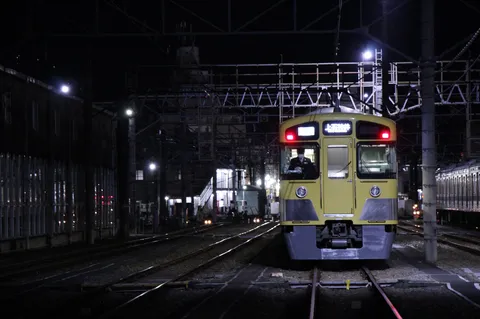 深夜の駅、黄色い電車の旅立ち