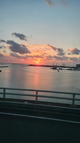茜色に染まる水辺の夕景