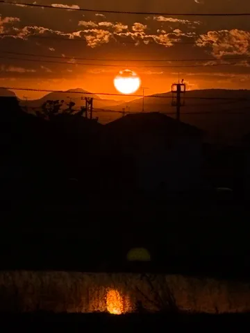 燃えるような夕焼けと静寂のコントラスト