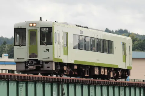 曇り空を駆ける緑の電車