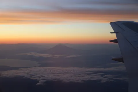 空色グラデと翼、そこに富士