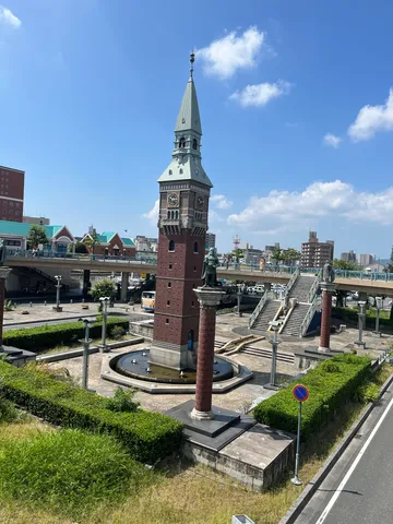 青空にそびえる時計塔、時の流れ