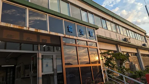 夕日が映す駅舎の静けさ