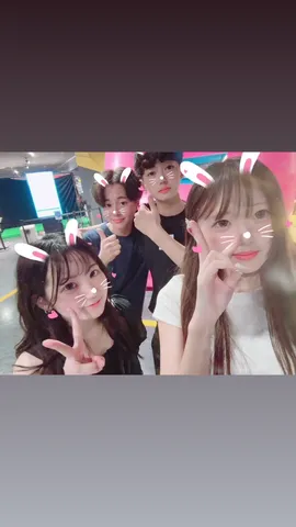 ウサ耳フィルターでキュートに決めた4人組