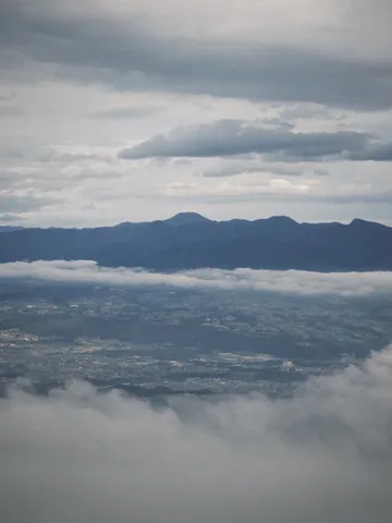 雲海を割る山の影