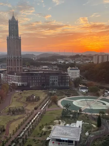 夕暮れの塔と園庭の記憶