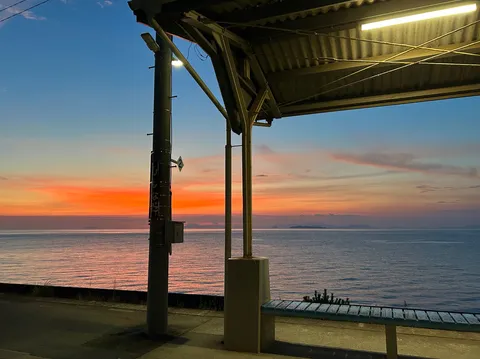 駅からの夕焼け、海が燃えている