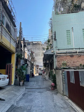 路地裏に流れる静かな時間