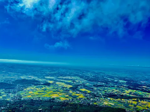 空と大地、幾何学模様の織りなす風景