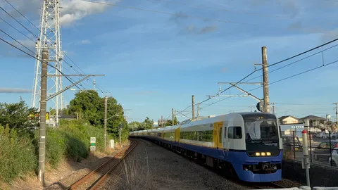 青空とカーブの特急列車