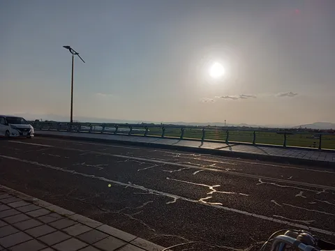夕陽に染まる橋の上