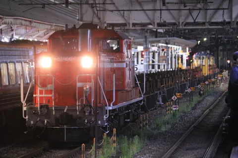 夜の駅に佇む、赤き巨神