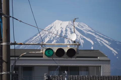 青信号の先に望む白銀の峰