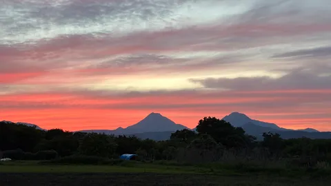 茜色の空と山のシルエット