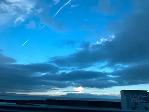 嵐の前の静けさ？飛行機雲の青い空