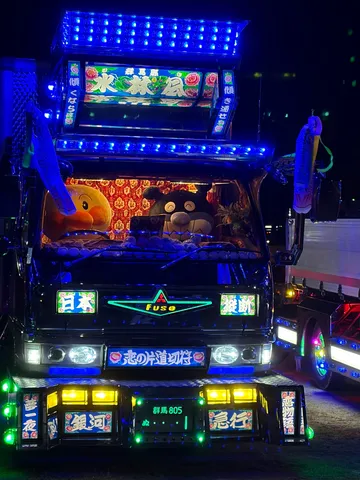 夜を照らす青い祭車