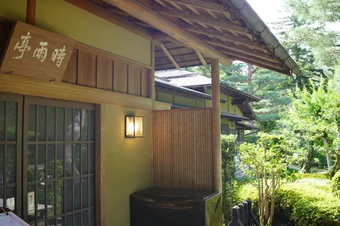 木漏れ日の宿の静寂