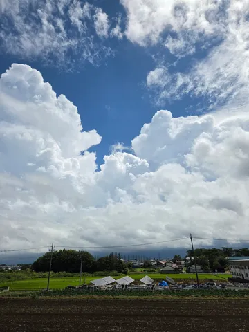 雲の隙間に広がる田園