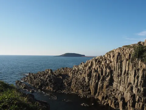 岩壁と穏やかな海の風景