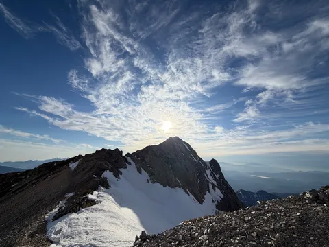 天空を彩る雲と山頂のコントラスト