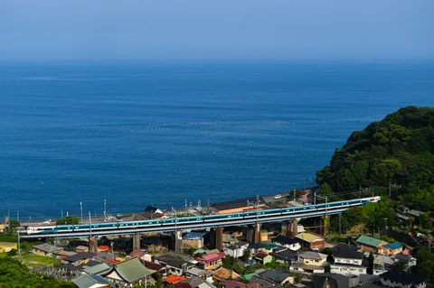 青き海原と街を繋ぐ列車