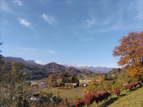 山並みと紅葉、秋の田園風景