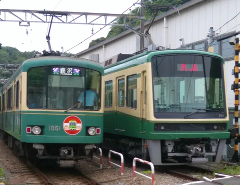 緑とベージュのコントラスト、旅情を誘う列車