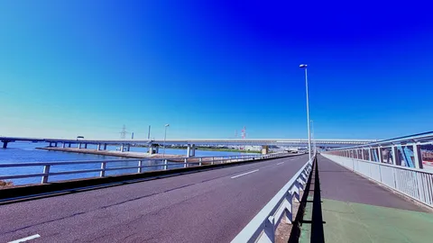 青空と長い橋の道