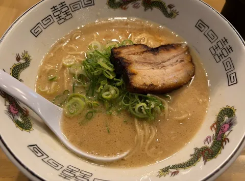 濃厚スープと炙りチャーシュー、至福の一杯