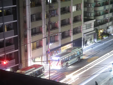 夜の街、光のタイムトラベル