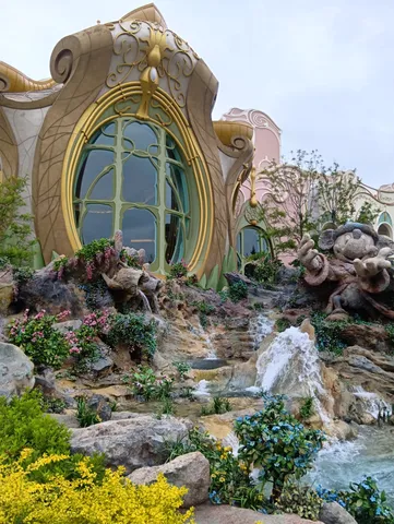 ファンタジー建築と水辺の庭