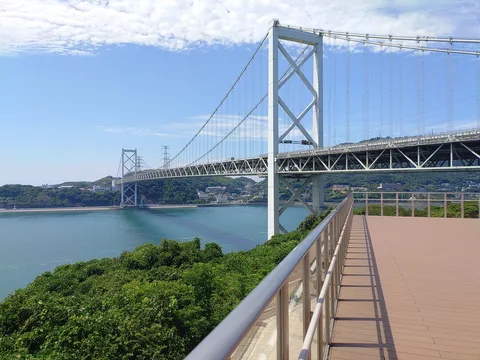 青空と海に架かる大きな橋