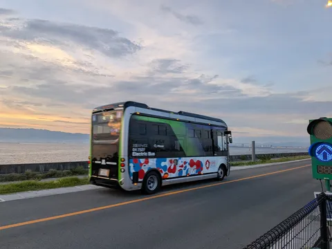 未来へ向かう、海沿いの電気バス