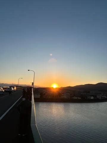 橋の上から眺める、茜色の空