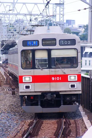 線路を走る列車の毅然たる姿