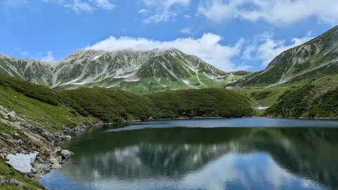 山岳の静かな鏡に映る