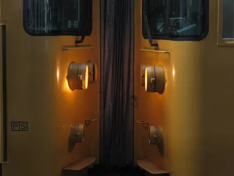 列車、闇夜を照らす灯火