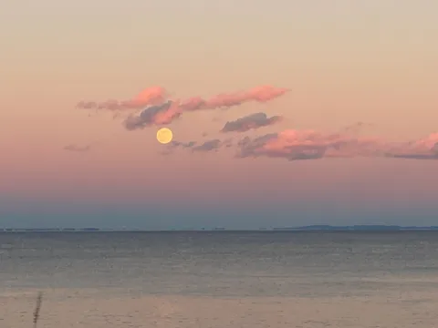茜空と月、穏やかな海