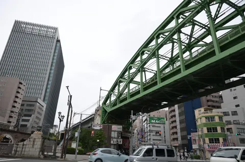 緑の鉄骨と都会の風景