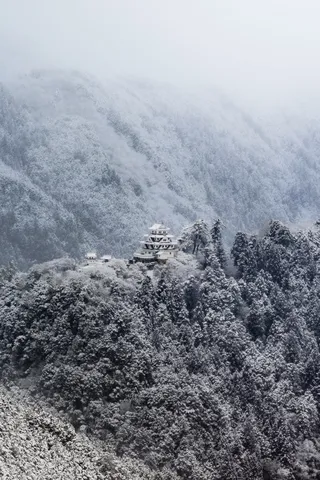 雪山に佇む白き城