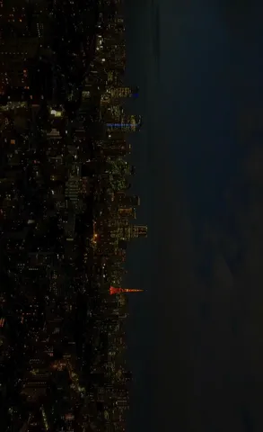 輝く夜景と赤い塔