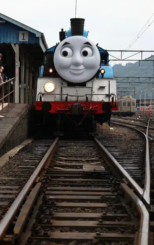 トーマス、駅に立つ