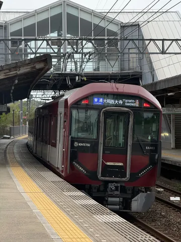 モダンな駅と真紅の列車