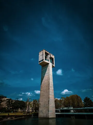 空へ伸びるコンクリ塔