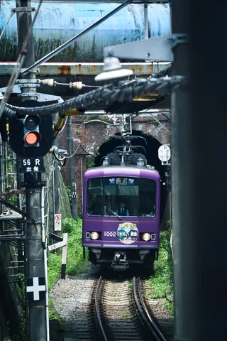 トンネルから現れる紫の衝撃